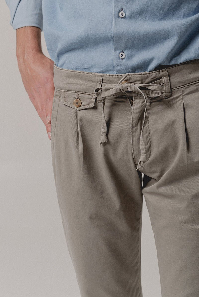 Pantalón Chino Pinza Paul Gris Verdoso - Sohhan