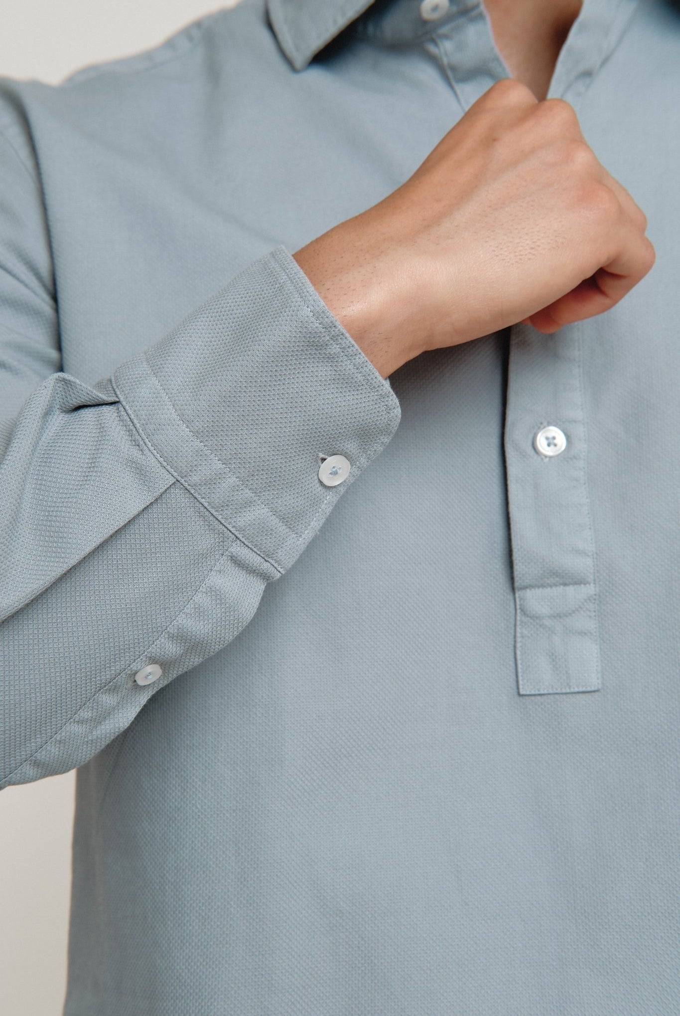 Polera Ethan Estructura Celeste Grisáceo - Sohhan