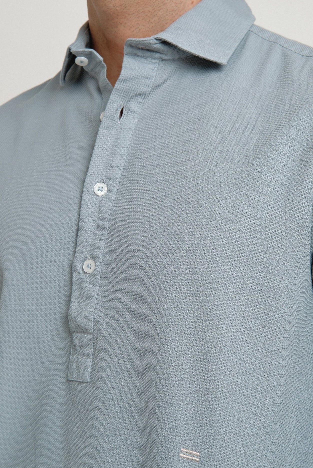 Polera Ethan Estructura Celeste Grisáceo - Sohhan