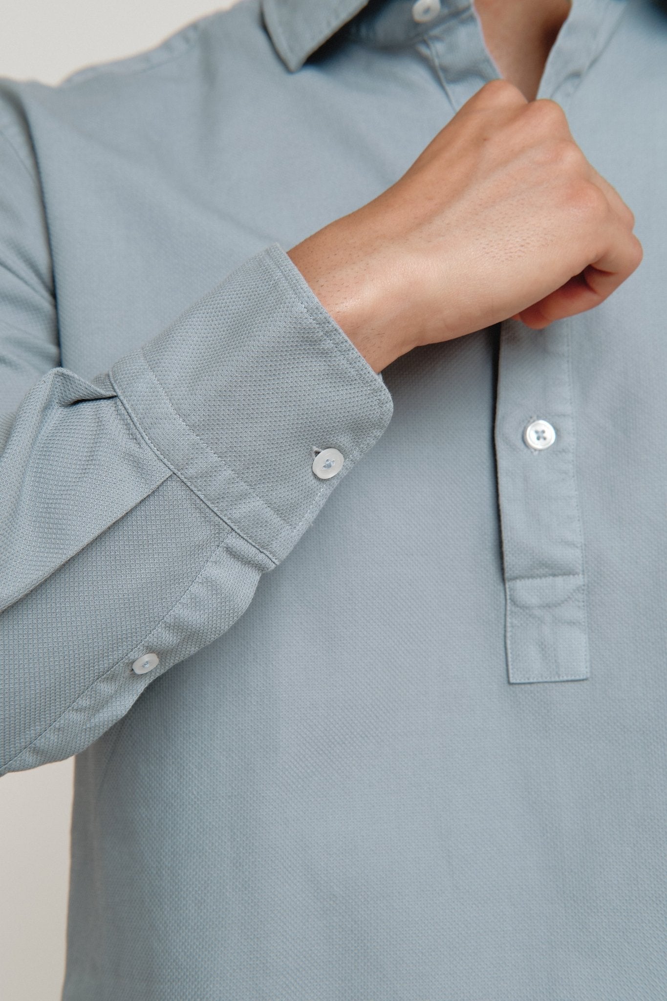 Polera Ethan Estructura Celeste Grisáceo - Sohhan