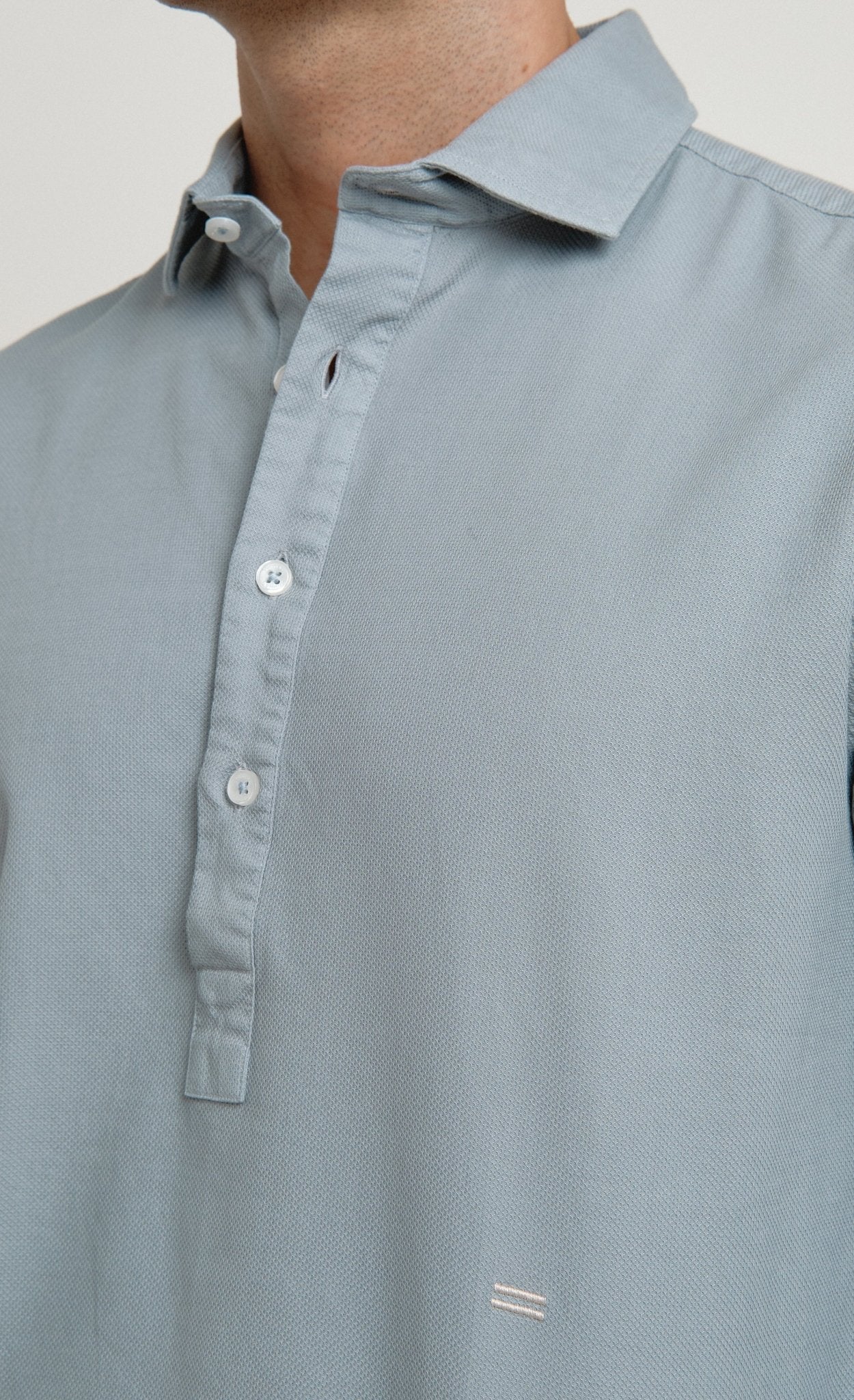 Polera Ethan Estructura Celeste Grisáceo - Sohhan